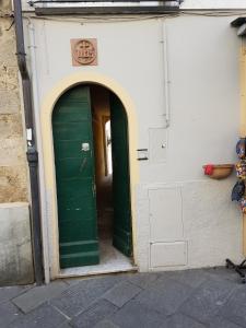 un ingresso a un edificio con porta verde di la maison de rêve a Camaiore
