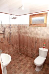 La salle de bains est pourvue de toilettes et d'un lavabo. dans l'établissement Elegant Green Beach Resort, à Trincomalee