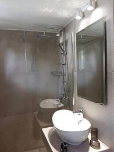 un bagno con lavandino, doccia e specchio di Ionian Paths a Perama