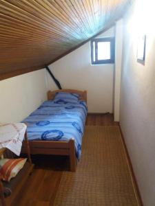 a bedroom with a bed in a room at Apartman Trninic in Gornji Ribnik