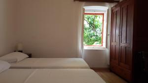 1 dormitorio con 2 camas y ventana en Holiday Home Shangri-La, en Milna