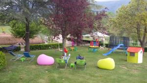 een groep kinderen die in stoelen in een speeltuin zitten bij Tenuta Del Daino in Alvito