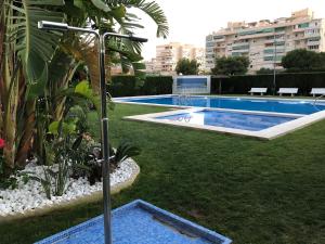 Bazén v ubytovaní Apartamento frente al mar (Avda costa Blanca) alebo v jeho blízkosti