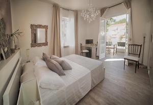 Postel nebo postele na pokoji v ubytování aMarti Suites B&B