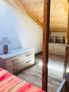 sypialnia z łóżkiem i drewnianym sufitem w obiekcie Simone Home w mieście Roccella Ionica
