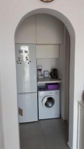 lavadero con lavadora y secadora en Apartment Robić en Vir