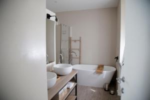 Koupelna v ubytování aMarti Suites B&B