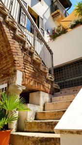 eine Steintreppe, die zu einem Haus führt in der Unterkunft Residenza Sweet Juliet in Verona