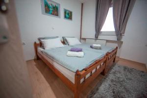 1 dormitorio con 1 cama con 2 toallas en Apartman Lucija, en Livno