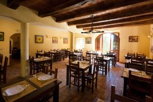 Un restaurante o sitio para comer en Taverna dei Guelfi