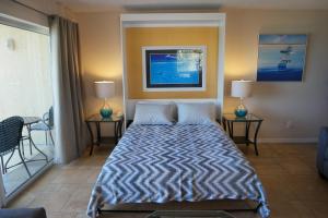 Tempat tidur dalam kamar di Beach and sunset view from your balcony
