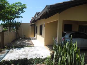 una casa con un coche aparcado en la entrada en casa Barra Velha - SC en Barra Velha