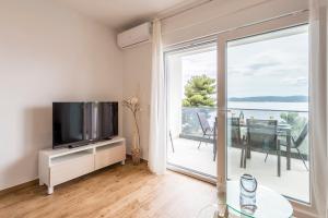 Televízia a/alebo spoločenská miestnosť v ubytovaní SeaHouse H.A.W.K.