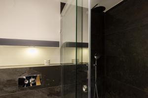 リスボンにあるLisbon Charming Apartmentのバスルーム(ガラスドア付きのシャワー付)