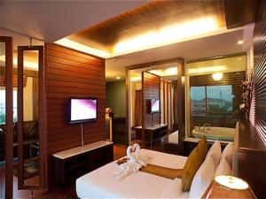 TV a/nebo společenská místnost v ubytování Suvarnabhumi Suite Hotel