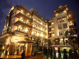 فندق سوفارنابهومي سويت في لاكريبنغ لاد: مبنى ابيض كبير وامامه شرفة