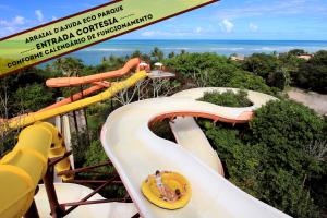 uma montanha-russa num parque temático com escorrega em Arraial D'ajuda Eco Resort em Arraial d'Ajuda
