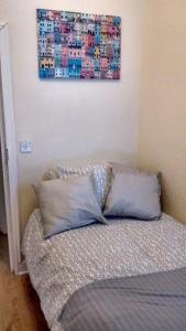 ワーキントンにあるDerwent Street Apartment 1 - 3 Bed Self Catering Apartment - Self Contained - 1 Double & 2 Single Roomsのベッド1台(枕2つ付)