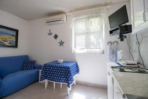 TV a/nebo společenská místnost v ubytování Apartment Miroslav