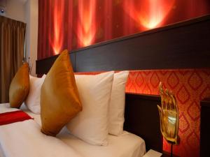 Postel nebo postele na pokoji v ubytování Suvarnabhumi Suite Hotel