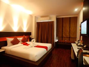 Postel nebo postele na pokoji v ubytování Suvarnabhumi Suite Hotel