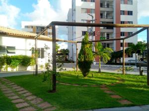 ein Park mit einem Baum im Gras in der Unterkunft Condominio Port. da cidade Aracaju in Aracaju