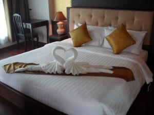 Postel nebo postele na pokoji v ubytování Suvarnabhumi Suite Hotel
