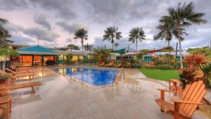 The swimming pool at or near Aloha Apartments