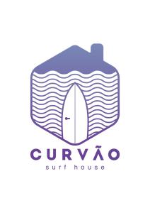 logotipo de una casa de surf con tabla de surf en Curvão Surf House, en Guarujá