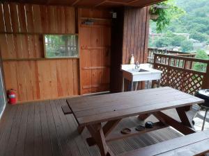 求禮郡的住宿－吉利桑一晚兩天度假屋，木制甲板上设有水槽和木凳