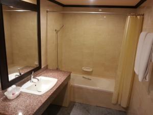 La salle de bains est pourvue d'un lavabo et d'une baignoire. dans l'établissement Summer Inn, à Lamai