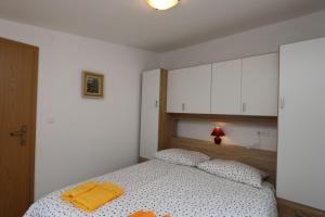 a bedroom with a bed with two towels on it at House Car Mirko in Šilo