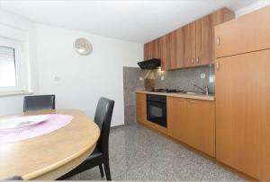 Kuchyň nebo kuchyňský kout v ubytování Apartments Crystal