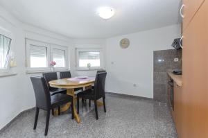 Kuchyň nebo kuchyňský kout v ubytování Apartments Crystal