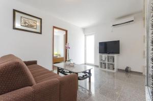 TV a/nebo společenská místnost v ubytování Apartments Crystal