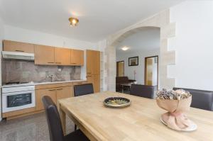 Kuchyň nebo kuchyňský kout v ubytování Apartments Crystal