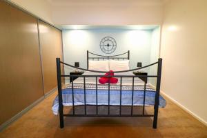 A bed or beds in a room at Blacksmiths Sea Breeze