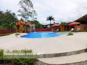 The swimming pool at or close to Cabañas San Isidro