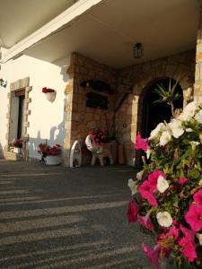 a building with flowers on the side of it at Agroturismo Pagoederraga in Orio