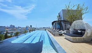 uma piscina no telhado de um edifício em Chezzotel Pattaya em Pattaya Central