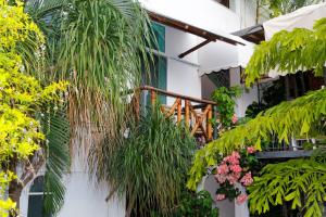 um edifício branco com plantas na lateral em Hotel Careyes Puerto Escondido em Puerto Escondido