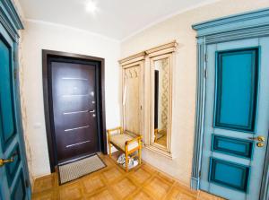 オムスクにあるRENT-сервис Apartamenty na Uchebnoi, 20のドア、椅子、鏡付きの部屋