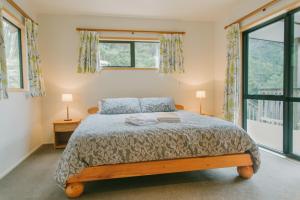 Un pat sau paturi într-o cameră la Tangiaro Retreat