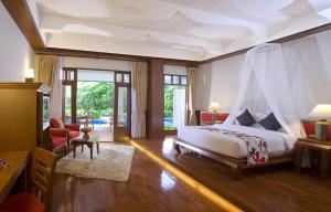 Postel nebo postele na pokoji v ubytování Samui Buri Beach Resort