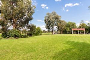 un grande campo con gazebo in un parco di Cudgegong Valley Motel a Mudgee