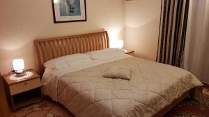um quarto com uma cama com uma almofada em Souvenir Maya em Florença