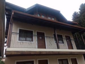 dom z balkonem na górze w obiekcie Residencial Correa Pereira w mieście Canela