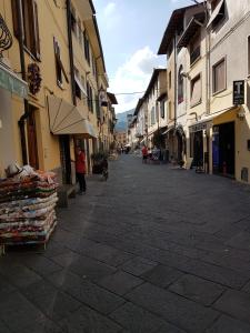 an empty street in a town with buildings at la maison de rêve in Camaiore