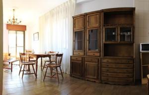 jadalnia ze stołem i dużą drewnianą szafką w obiekcie Hotel Alfar w mieście Isla