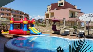 Bazén v ubytování Taai Hotel nebo v jeho okolí